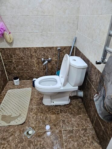 dush kabinalari qiymeti bakida: Hamam/tualet dəsti – tam komplekt - Unitaz: üst su çəni ilə, yan
