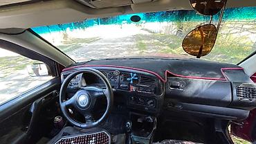 Другие детали салона: Интерьер автомобиля Volkswagen Golf III, демонстрирующий водительское — 6