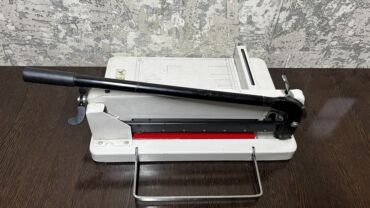 оборудование для шелкографии: Бумажный резак с держателем бумаги, лезвия острый, надо лишь почистить