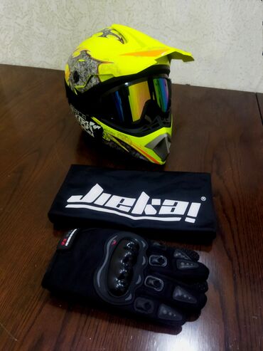 велосипедные перчатки: Размер шлема XL, в комплекте чехол, перчатки, в хорошем состоянии