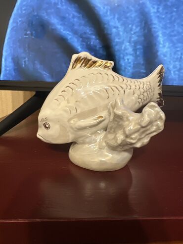 venera heykeli: Фарфоровая рыбка старинная