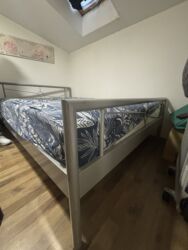 Kreveti: Metalni ram kreveta sa uzglavljem, sa dušekom. - Dimenzije — 8