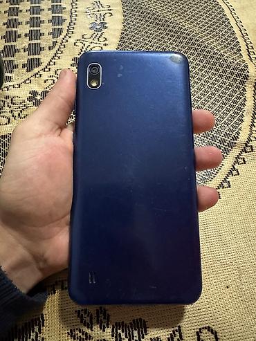 Mavi rəngli smartfon - Korpus: mavi plastik arxa qapaq, alt hissədə