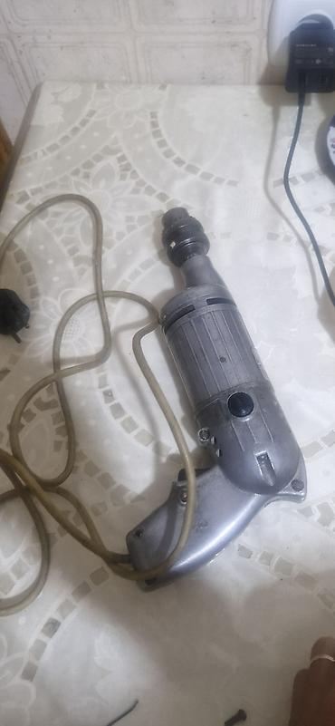usta cantasi: Sovet istehsalı elektrik matkap – İЭ-1003 (lövhədə “машина сверлильная — 2
