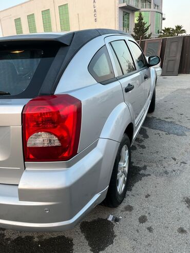 Dodge: Dodge Caliber – gümüş rəngli, 5 qapılı hatchback. Əsas xüsusiyyətlər — 7