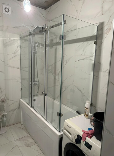 безкаркасная кровать: Стеклянная шторка для ванны с многосекционной конструкцией, состоящая