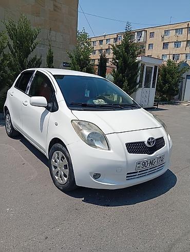 yaris masini: Toyota Yaris hatchback (ağ rəng). Şəhər içi üçün sərfəli və rahat — 3