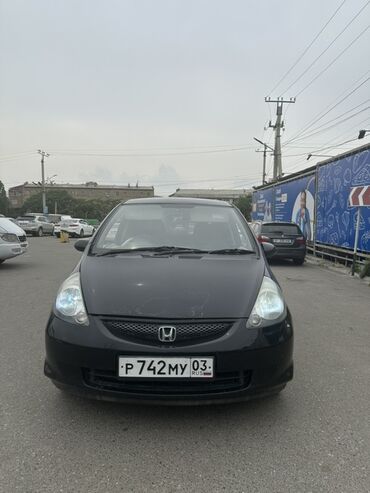 Honda: Хэтчбек Honda Fit черного цвета. Компактный и экономичный автомобиль