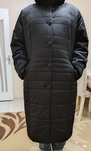 Paltolar: Qadınlar üçün qara rəngli qış paltosu - Uzun model, dizə qədər - — 4