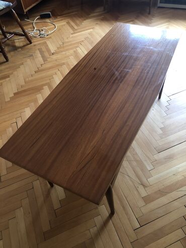 Setovi stolova i stolica: Dve drvene stolice i drveni stočić presvučen ultrapasom, nalaze se na — 7