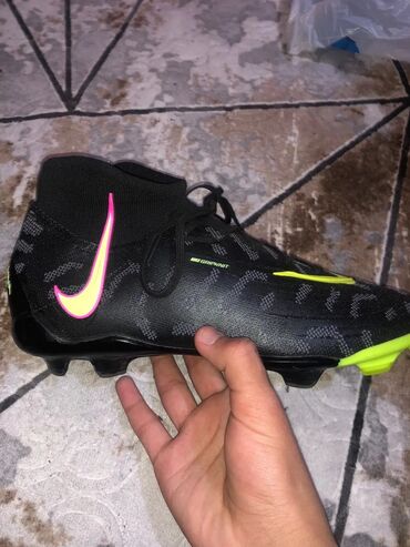 Qadın geyimləri: Qara rəngdə, Nike brendinə məxsus futbol butsları. Yan tərəflərində