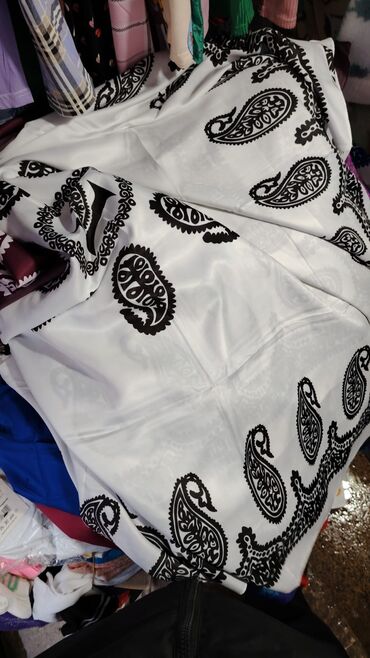 Baş geyimləri: Kelagâyi 100 % silk.olcusü 140/140 eni üzunu.ýenidir,qutu elavə 5 — 15