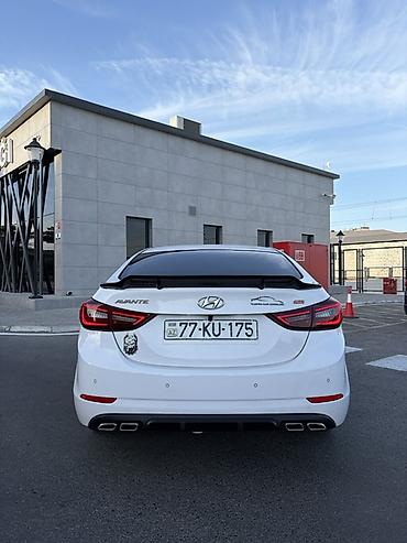 elantra hunday: Hyundai Elantra sedan – ağ rəngdə, aerodinamik kuzov dəsti ilə. Şəhər — 5