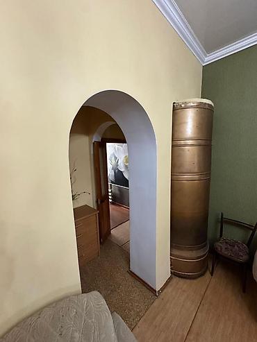 Дома: Продаю пол дома. Барачного типа район Пишпек кирпич 3 комнаты кухня — 9