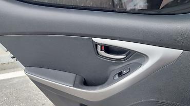 prado satisi: Hyundai Elantra: 1.8 l | 2011 il Sedan — 4