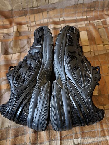 Patike: Crne sportske patike – mrežasti gornjište sa sintetičkim ojačanjima i — 2