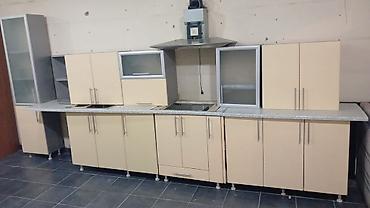 Mətbəx mebeli 420 sm. Qırığı, sınığı, çürüyü yoxdur. Üstündə moyka, 2
