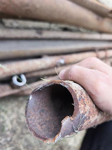 Metal borular: Rusiyanın köhnə qalın torbası satılır. Metresi 5 manatdan — 3