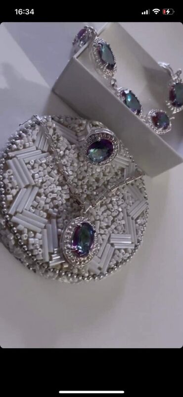 Setovi nakita: Kompleti nakita
Cena 1500din — 6