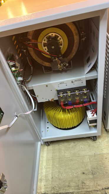 Другая автоэлектроника: Трёхфазный сервоприводный стабилизатор напряжения Omega PRO — 2