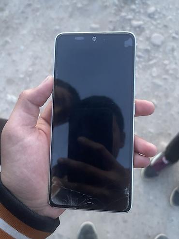 Другие мобильные телефоны: Смартфон с плоскими гранями и экраном с тонкими рамками. На дисплее — 8