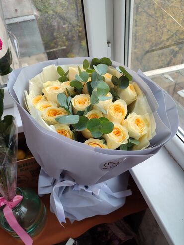 где купить цветы оптом дешево: Букет из кремово‑желтых роз с эвкалиптом. - Состав: крупные садовые