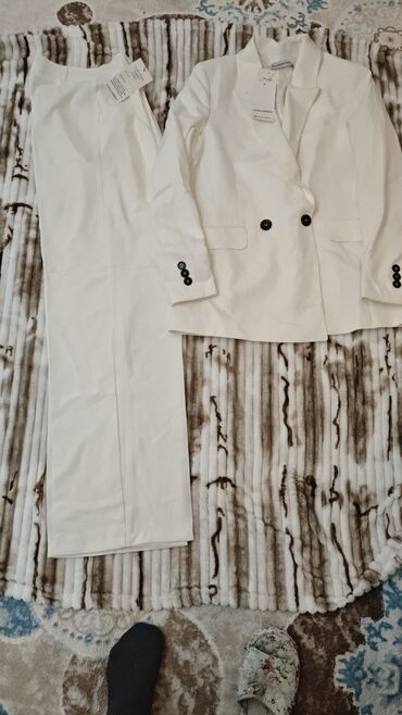 женские костюмы с шортами: Ağ rəngli qadın kostyum dəsti – pencək və klassik şalvardan ibarət. -