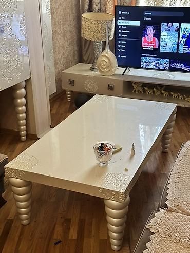 qapi ucun bezekler: Klassik üslubda qonaq otağı mebel dəsti Tərkib: - İki qapılı vitrin – — 4