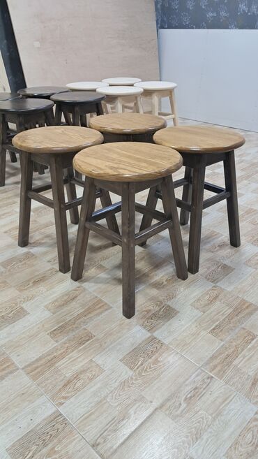 Taburetlər: Taxta taburetlər. Xüsusi zövq və keyfiyyətdə yıgılır. Əl işidir. Yük — 1