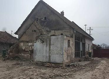 Kuće na prodaju: Stara kuca u Kucuri na prodaju Kuca je za restauraciju. Od naboja — 2