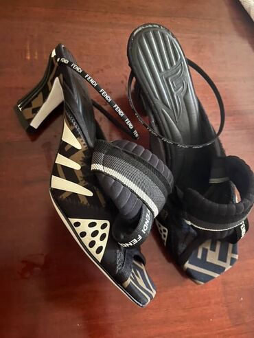 Вилки: Fendi original qadın 37 razmersandal/ayaqqabı - Marka loqolu dizayn