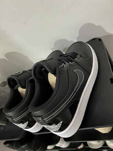 air jordan 1: Мужские кроссовки, 39, Air Jordan, Новый, цвет - Черный, Платная доставка