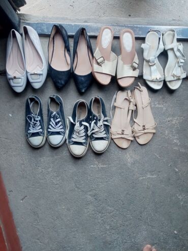 женский ботинка: Отдам даром сумку обуви (басаножки, кеды и туфли), разные размеры