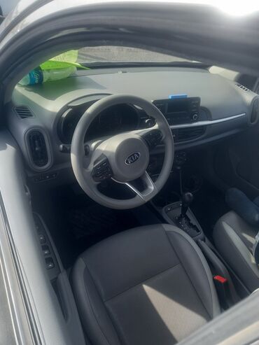 Kia: Автомобиль Kia Morning в компактном кузове, серого цвета. Салон