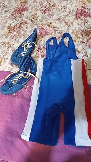 Kişi geyimləri: Məhsul: Güləş maykası (singlet) və güləş ayaqqabıları dəsti . İkisi — 2