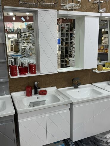 Moydadırlar: Bu dəstəklə birlikdə güzgü, lavabo və alt şkafı olan ağ rəngli hamam