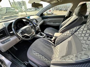 Hyundai: Hyundai Elantra: 2 l | 2017 il Sedan