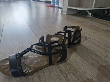 Босоножки, сандалии, шлепанцы: Стильные женские сандалии с ремешками и плетеным элементом. Удобные и