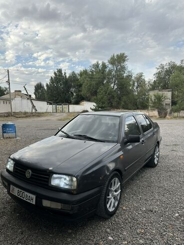 крепление для велосипеда на машину бишкек: Седан Volkswagen Jetta темно-серого цвета, оснащенный четырехдверным