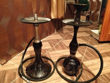 Qəlyan, vayp və aksesuarları: Şəkillərdə iki qəlyan təsvir olunur. Hər ikisinin qara rəngli gövdəsi