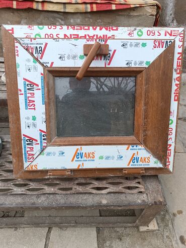Сантехника: Kiçik pəncərə çərçivəsi, taxta görünümlü PVC və şüşə elementlərdən