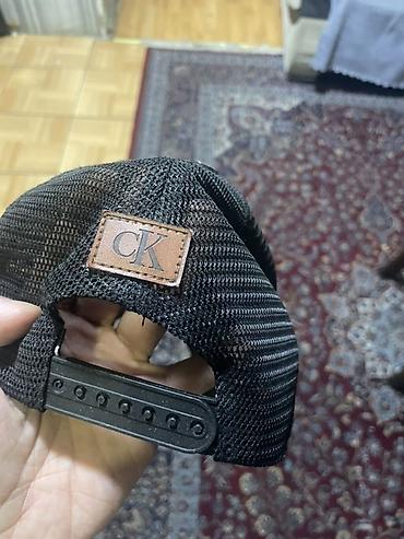 Головные уборы: Calvin Klein Jeans beysbol papağı – qara rəng original - Ön hissədə — 4