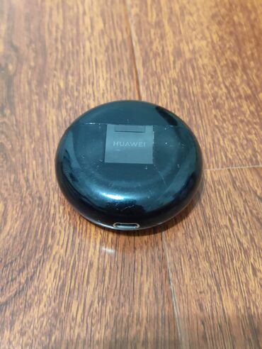 наушник bluetooth: Беспроводные наушники Huawei в компактном черном глянцевом кейсе. Кейс
