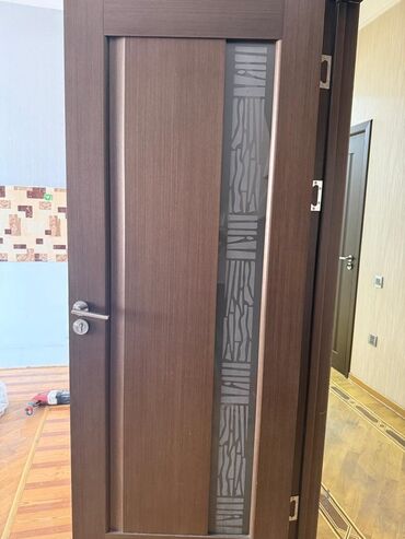 Şüşəli panelli taxta qapı. Bu qapı müasir dizaynı ilə evlərin