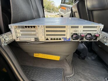 планшеттер: Сервер HPE ProLiant DL380 Gen10 в серебристом корпусе предназначен для