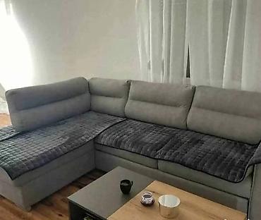 Prekrivači za nameštaj: Set od tri plisana flekera za ugaone garniture i sofe. Dimenzij: * — 6