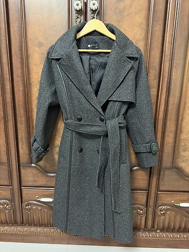 cutluk geyimleri: Qadın üçün palto – tünd boz, xırda “balıqqulağı” (herringbone) naxışlı — 1