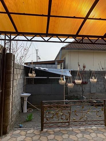 Продажа коттеджей и домов: Продаётся двухэтажный кирпичный дом с закрытым двором и навесом. В ж/м — 12