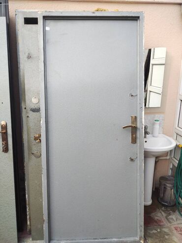 islenmis demir qapi satisi: Qapı seyf Möhkəm keyfiyyətli qapılar. 7 ədəd var Munasib qiymete hamsı
