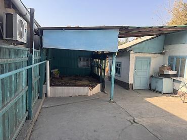 butter: Дом с двором и навесом - Адрес по табличке: Новгородская, 82. - — 7